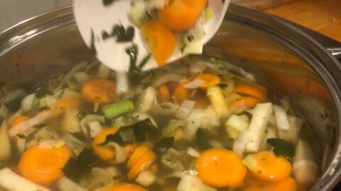 Grønnsaksuppe med fersk og tørket tang