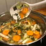 Grønnsaksuppe med fersk og tørket tang