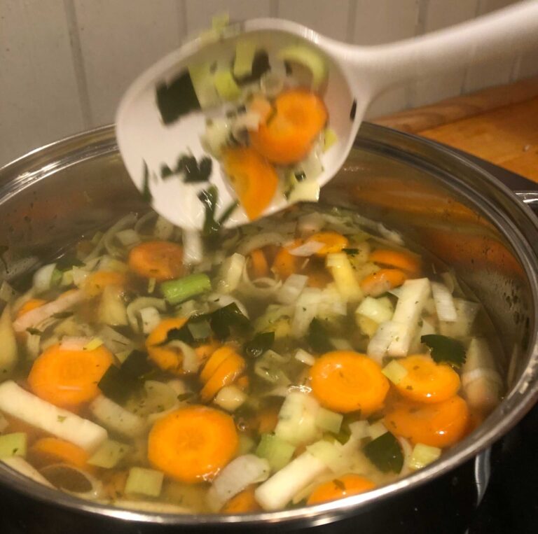 Grønnsaksuppe med fersk og tørket tang